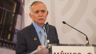 El jefe de la Oficina de Presidencia admitió que el país se maneja como si creciera, cuando en realidad es lo contrario