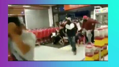 Decenas de personas entraron a empujones a un supermercado