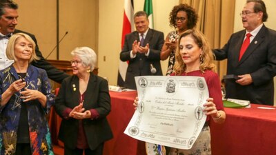 Beatriz Gutiérrez Müller recibió un reconocimiento de la Orden al Mérito Morista en Costa Rica