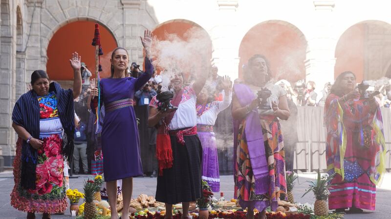 Sheinbaum recibe el bastón de mando de mujeres indígenas este 8M