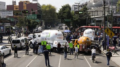 El lunes gaseros bloquearon con pipas la Avenida Insurgentes y el Eje 5