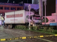 Asesinan a trailero frente al Palacio Municipal de Culiacán; la unidad se estrelló en una fuente