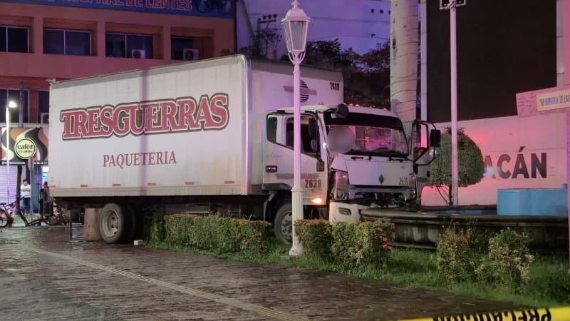 Asesinan a trailero frente al Palacio Municipal de Culiacán; la unidad se estrelló en una fuente