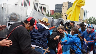 Integrantes de FRENAAA intentaron tomar el zócalo de la CDMX