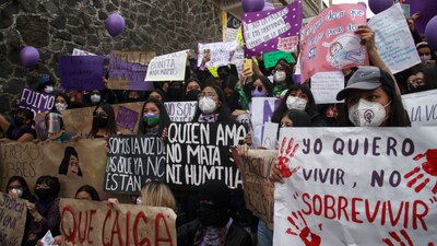 Decenas de mujeres de San Pablo Oztotepec en la alcaldía Milpa Alta de la Ciudad protestaron en las calles principales por los feminicidios