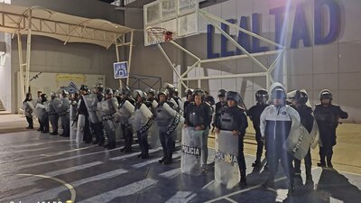 Más de 30 horas llevan los policías detenidos