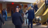 Escalera mecánica se detiene justo cuando Trump y Melania subían en la ONU