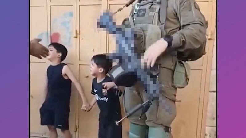 VIDEO: Soldados de las fuerzas israelíes detienen a dos pequeños niños palestinos