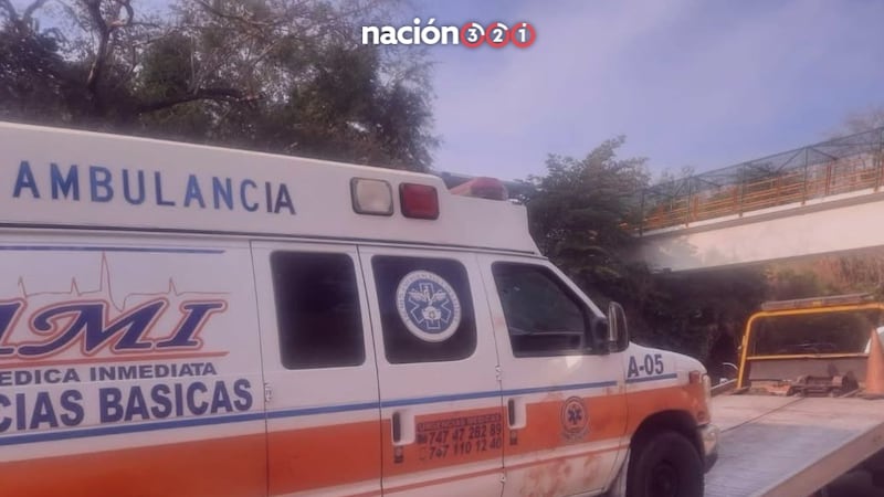 Interceptan ambulancia y rematan a cuatro individuos en carretera de Guerrero