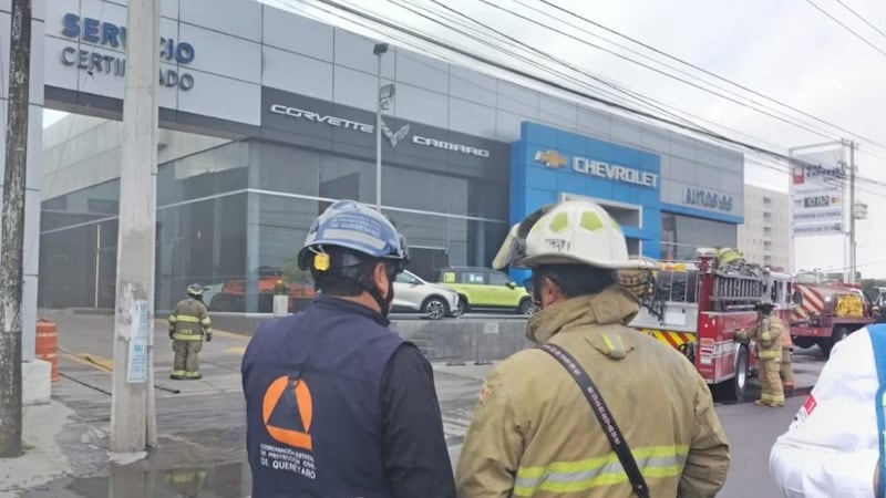 Veladora de una ofrenda de Día de Muertos termina por incendiar una agencia automotriz