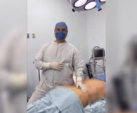 Regala liposucción si gana Chivas, pero lo promociona durante cirugía