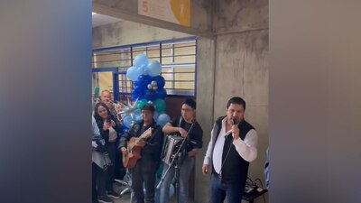 Cantó junto a dos de los alumnos de la preparatoria