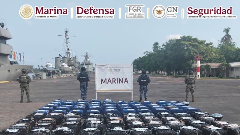 Fuerzas Armadas aseguran 2.5 toneladas de cocaína en las costas de Michoacán