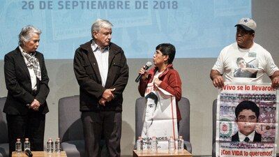 Dos padres de normalistas desaparecidos participaron en el mensaje a medios tras su encuentro con AMLO