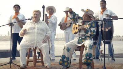 Esta nueva versión de 'Movimiento Naranja' cuenta con versos de canciones clásicas de la intérprete.