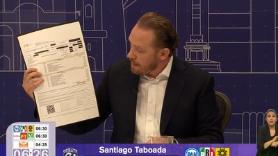 El candidato mostró documentos sobre la vivienda a la que aludió