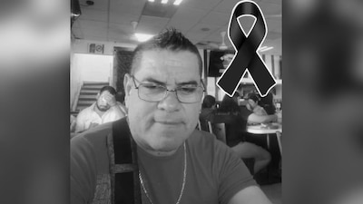 El periodista se acercó a los elementos de seguridad para platicar con ellos