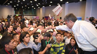 Escuchó las demandas de un grupo de muchachos que expusieron sus preocupaciones