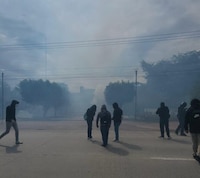 Normalistas de Ayotzinapa lanzan explosivos contra instalaciones militares en Iguala