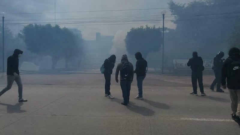 Normalistas de Ayotzinapa lanzan explosivos contra instalaciones militares en Iguala