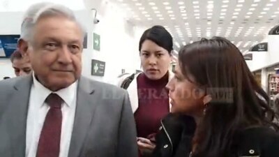 El presidente platicó con una mujer en el Aeropuerto Internacional de la Ciudad de México