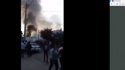 Un polvorín se muestra envuelto en humo y flamas