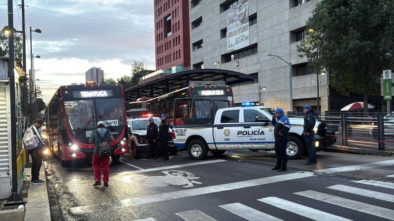 Muere mujer tras de arrollada por una unidad de la Línea 3 del Metrobús en la estación Balderas