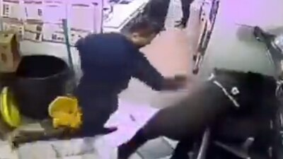 El joven se mantiene en observación por los golpes que recibió en la cabeza