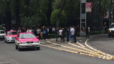 Habitantes de la CDMX salieron a las calles tras percibir un sismo de magnitud 5.7
