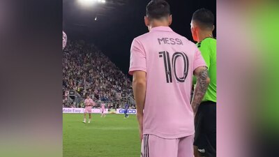 A su arribo a la cancha, el '10' fue ovacionado por el público