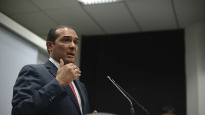 Luis Ángel Bravo dijo que se va de su cargo para no causar división en el nuevo gobierno de Veracruz