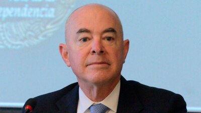 Mayorkas cuenta con su esquema completo de vacunación y está aislado en su casa con síntomas leves