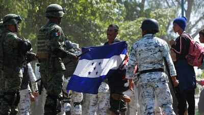 Los centroamericanos buscaron la forma de pasar al lado mexicano, en donde se encontraron a la GN