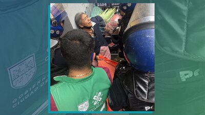 Los hechos ocurrieron en calles del Centro de la CDMX en donde policías trataron de decomisar la mercancía de la señora