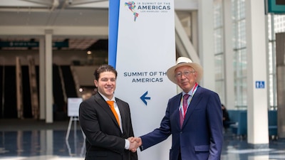 Ken Salazar le habría explicado que no estaba permitido que entrara a la Cumbre