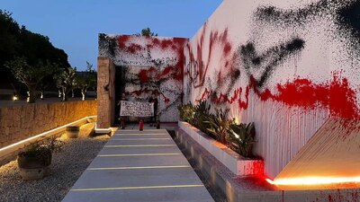 Los ambientalistas hicieron pintas en la fachada de la mansión en Ibiza, España