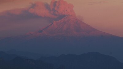 Se realizan trabajos de limpieza en la pista, rodajes y plataformas por la contaminación de ceniza volcánica