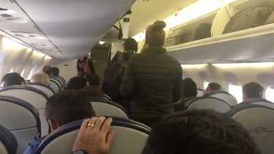 Una familia decidió bajar del avión que volaría a Tabasco, argumentando que era inseguro por la presencia de AMLO