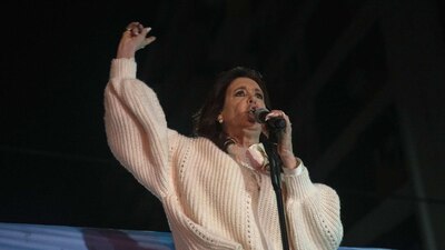 La vicepresidenta argentina sufrió un ataque, tras bajarse de su auto a saludar a sus seguidores