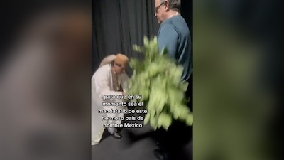 Enrique Marthen, el brujo mayor de Catemaco, le hizo la 'limpia'a Ebrard