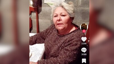 La mujer ofendió a AMLO durante la marcha en defensa del INE
