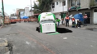VIDEO: Camión repartidor cae en enorme socavón formado en calles de Iztapalapa