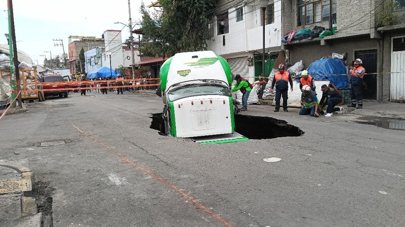 VIDEO: Camión repartidor cae en enorme socavón formado en calles de Iztapalapa