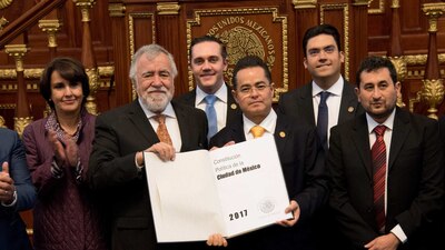 Los integrantes de la Asamblea Constituyente muestran el resultado en la ALDF