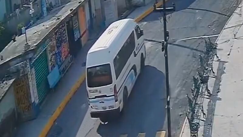 VIDEO: Combi le pasa por encima a una abuelita en calles de Tlaxcala