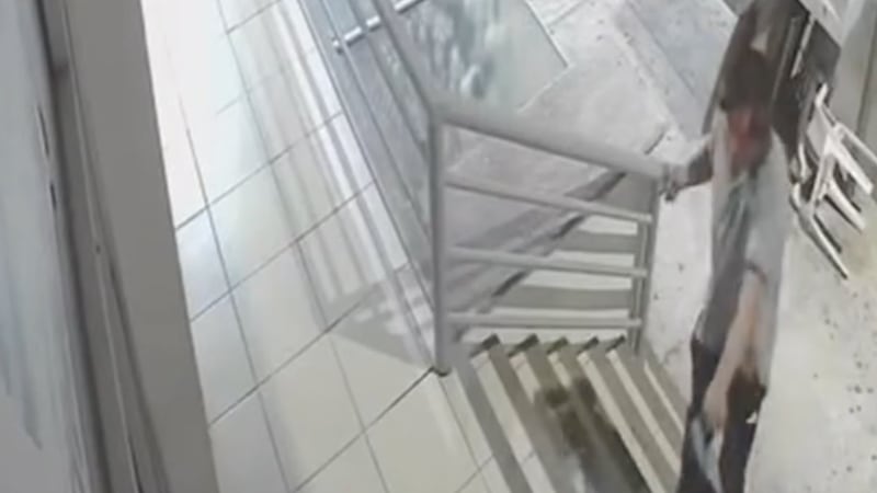 VIDEO: Sujeto ataca brutalmente a hombre en silla de ruedas