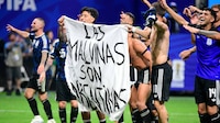 Reino Unido pide a FIFA investigar a Argentina por manta de las Malvinas en partido vs. Inglaterra