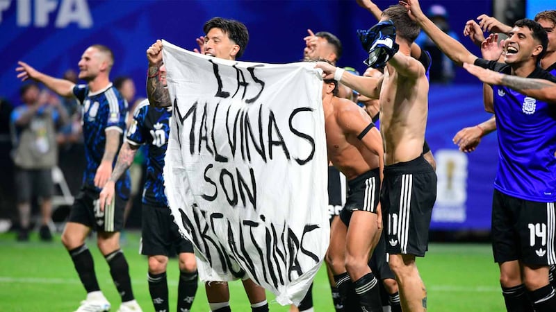 Reino Unido pide a FIFA investigar a Argentina por manta de las Malvinas en partido vs. Inglaterra