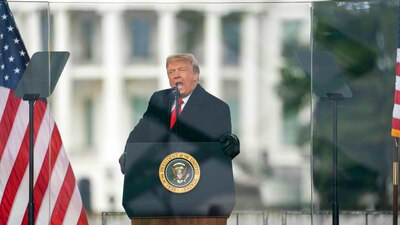 El presidente de EU habla durante un mitin contra la certificación de la victoria electoral de Joe Biden