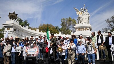 En el Hemiciclo a Juárez, Javier Corral encabezó la Caravana por la Dignidad